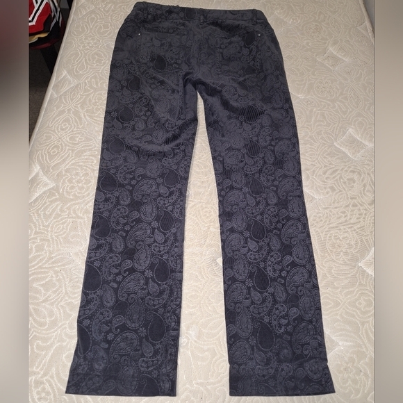 A Laura di Sarpi black denim jeans in a womens medium. 17" waist x 28" inseam - Picture 2 of 4